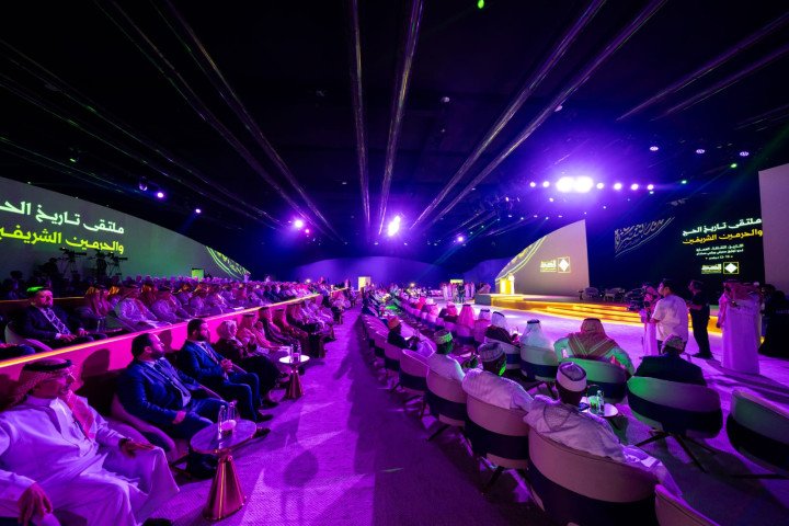 يتناول تطور الخدمات المقدمة لضيوف الرحمن عبر العصور