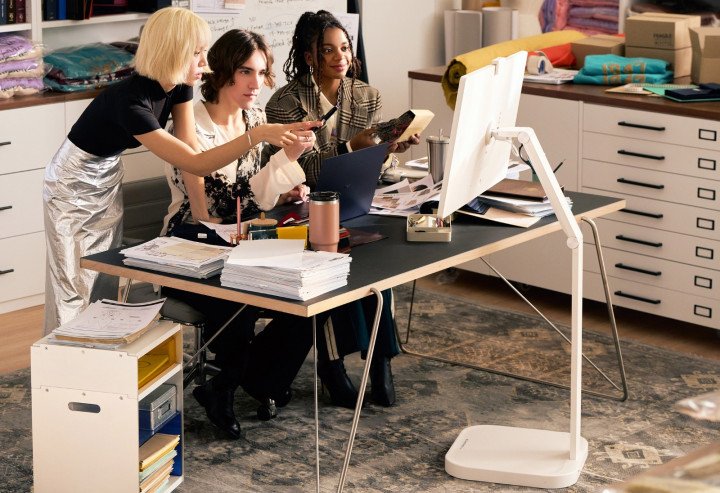 شاشة LG Smart Monitor Swing الجديدة تعزز الإنتاجية بفضل حاملها المرن وخاصية اللمس المتكاملة