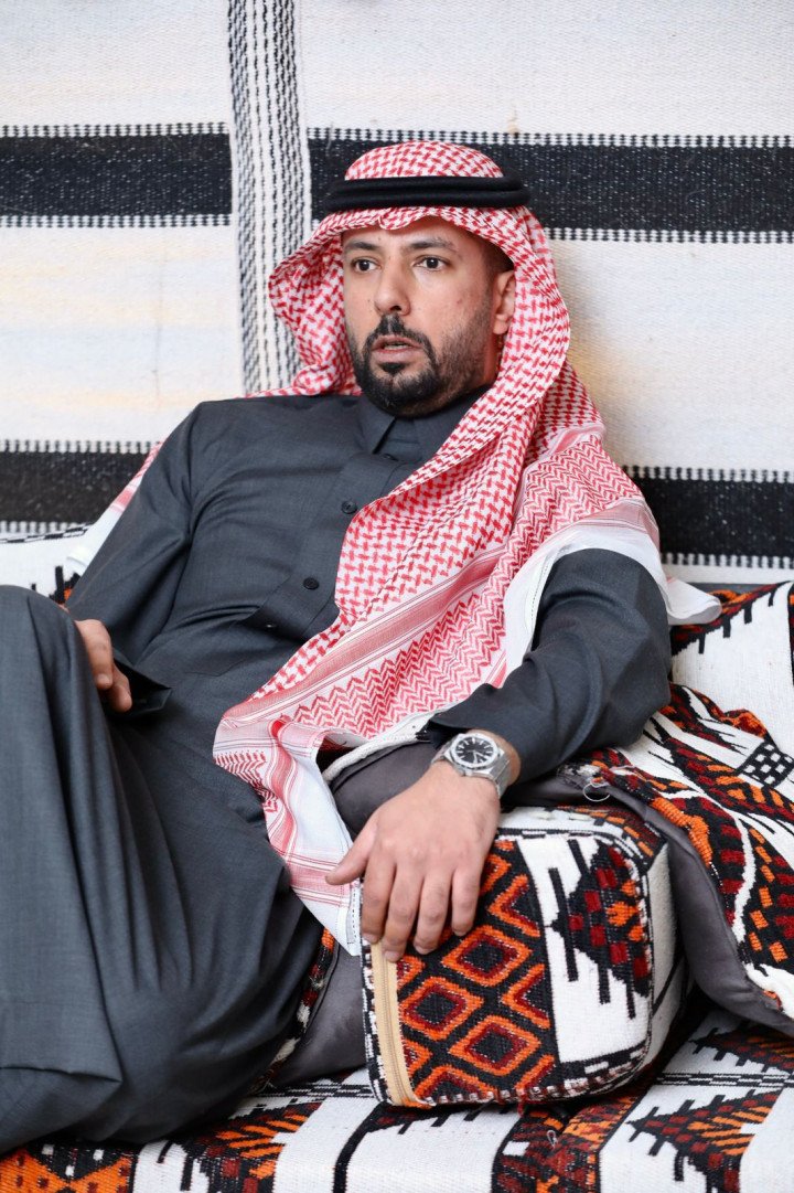 عبدالعزيز الحسون.. شاعر الفصحى وصوت الفخامة الذي جمع بين عالم الأعمال وجمال اللغة