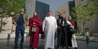 اسم من ذهب وهياطٌ من العيار الثقيل عائلة "الذهبي" حديث مجالس الرياض في كوميديا نتفليكس الجديدة "المهايطية"