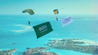 منتجع إنتركونتيننتال البحر الأحمر يرتقي باحتفالات اليوم الوطني السعودي إلى آفاق جديدة مع قفزة مظلية تاريخية فوق البحر الأحمر