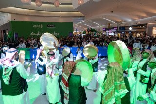 بمبادرة ترحيبية عبر جسر الملك فهد وفعاليات تراثية وسحوبات كبرى. الظهران مول يشارك زواره بهجة اليوم الوطني الـ96